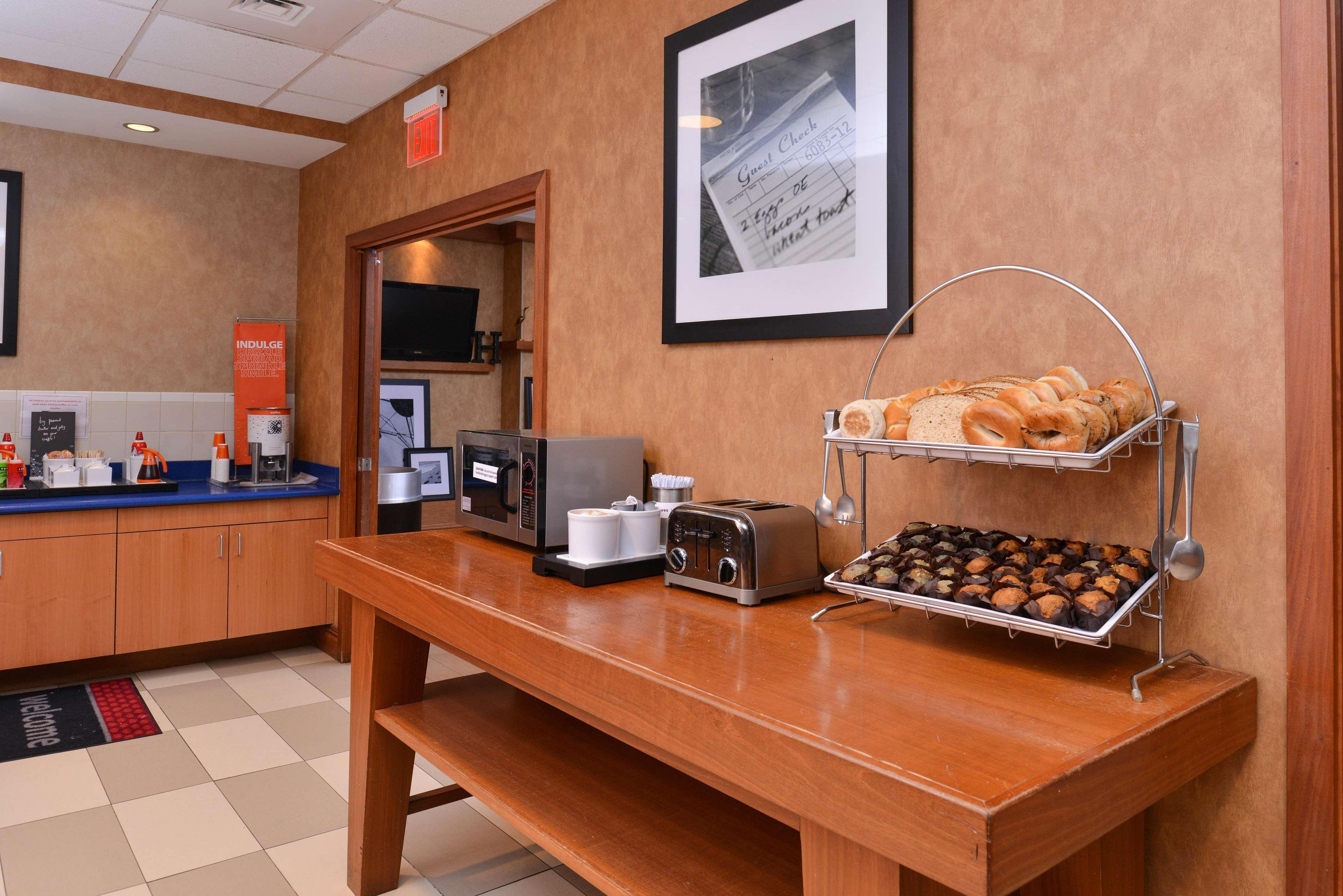 Hampton Inn Norfolk-Naval Base Екстер'єр фото