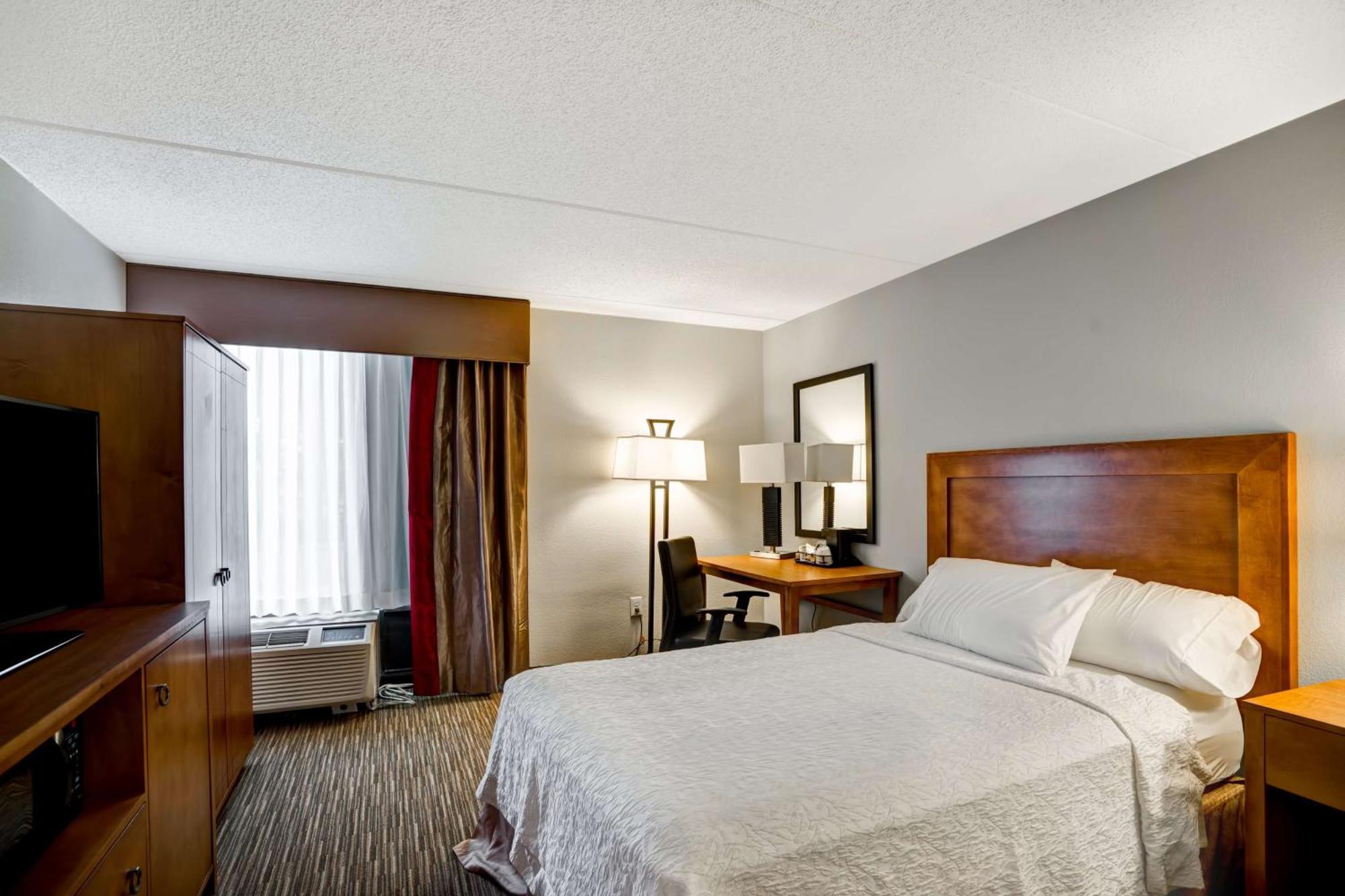 Hampton Inn Norfolk-Naval Base Екстер'єр фото