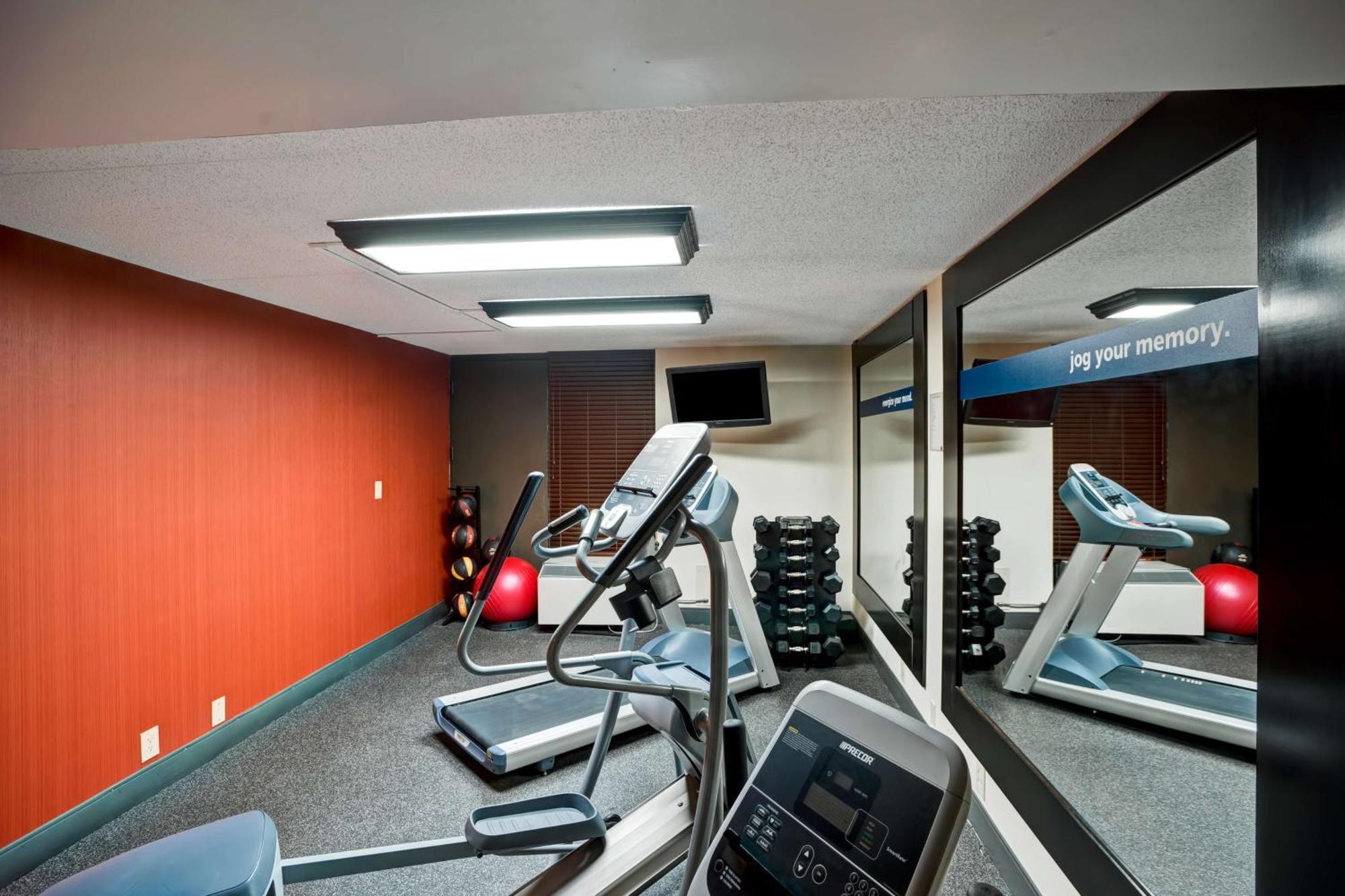 Hampton Inn Norfolk-Naval Base Екстер'єр фото