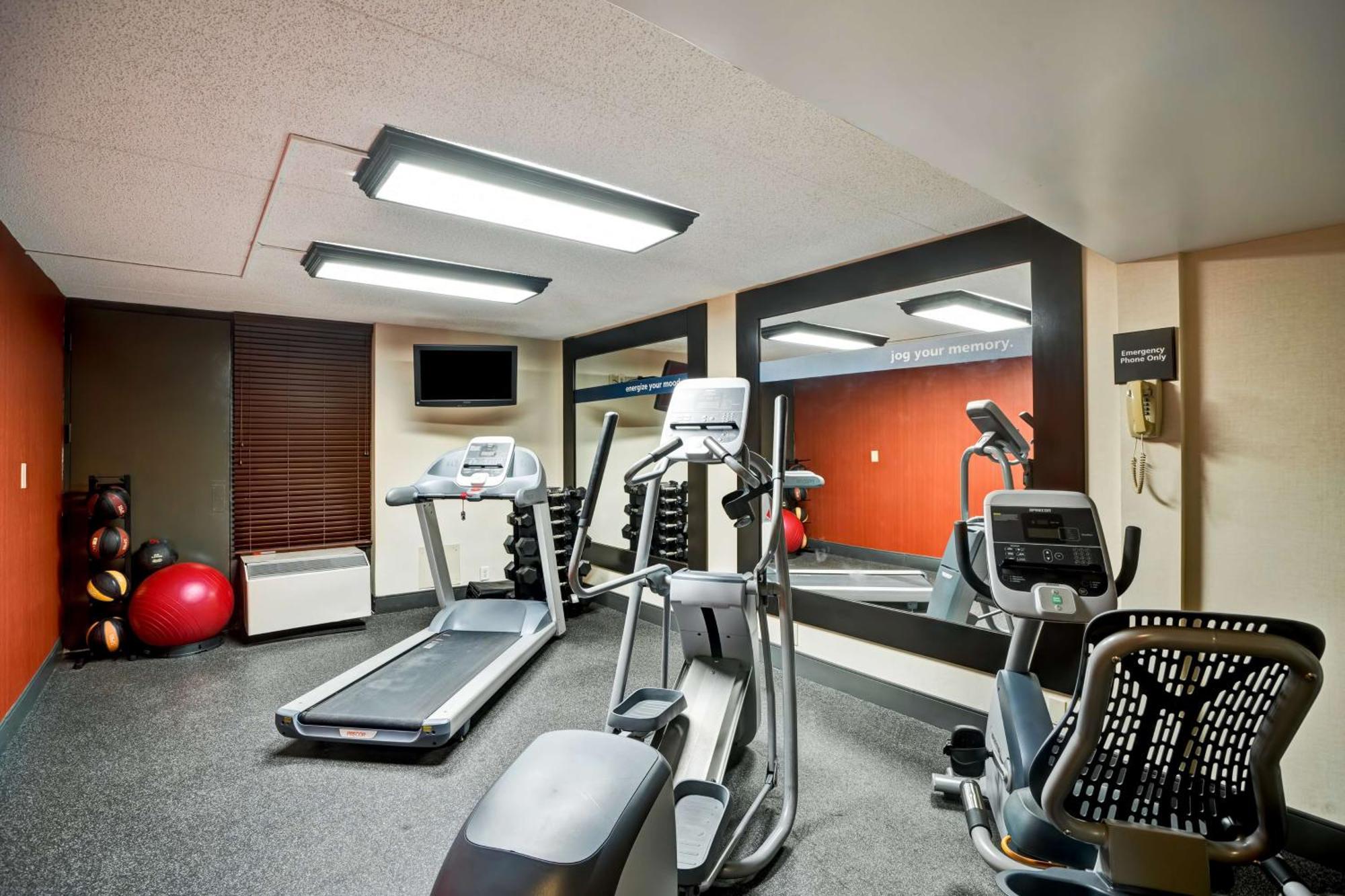 Hampton Inn Norfolk-Naval Base Екстер'єр фото